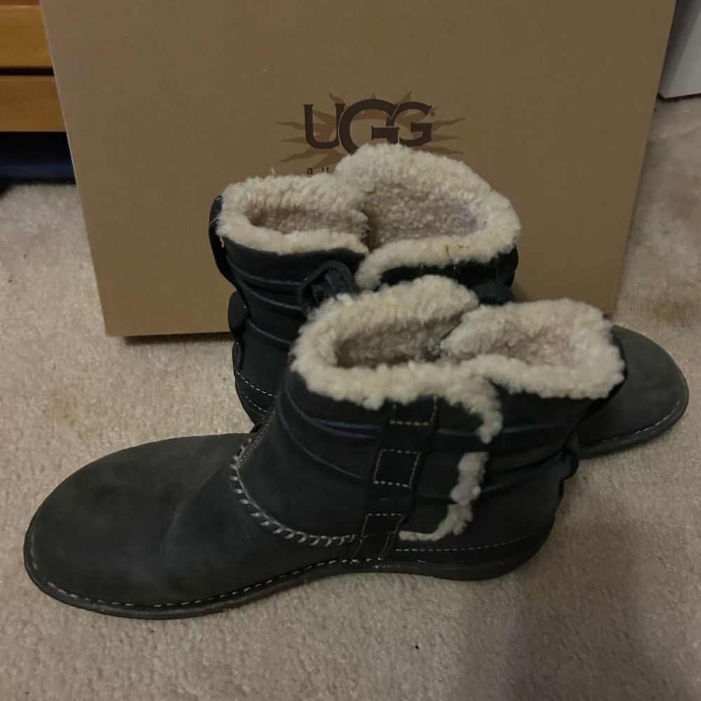 UGG Women’s black “Cove” Suede Shearling Ankle Boots NEW!